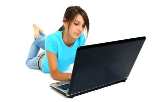 teen_girl_using_laptop2